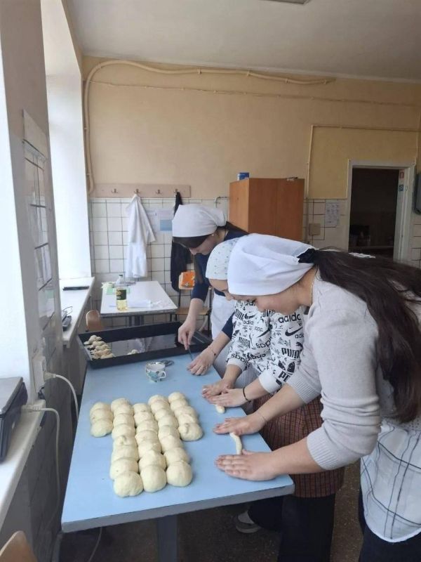 Сотрудники заповедника «Аскания-Нова» провели экологический урок об истории чая для учеников Асканийской школы