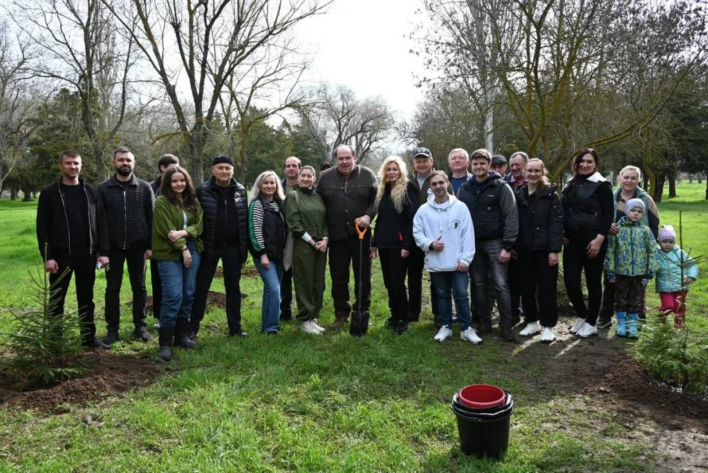 Более 180 елей высадили в скадовском парке «Молодёжный»