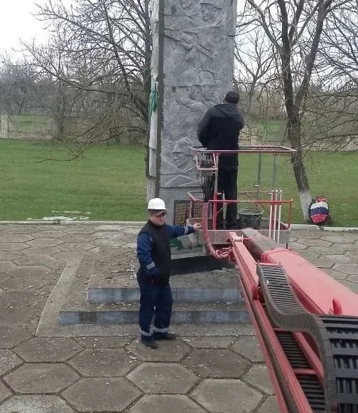 В Чаплинском муниципальном округе продолжаются работы по благоустройству памятных сооружений