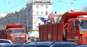 К 12-летию провозглашения ДНР Студотряды организовали автопробег и флешмоб, выстроив КАМАЗы в форме цифры «12»