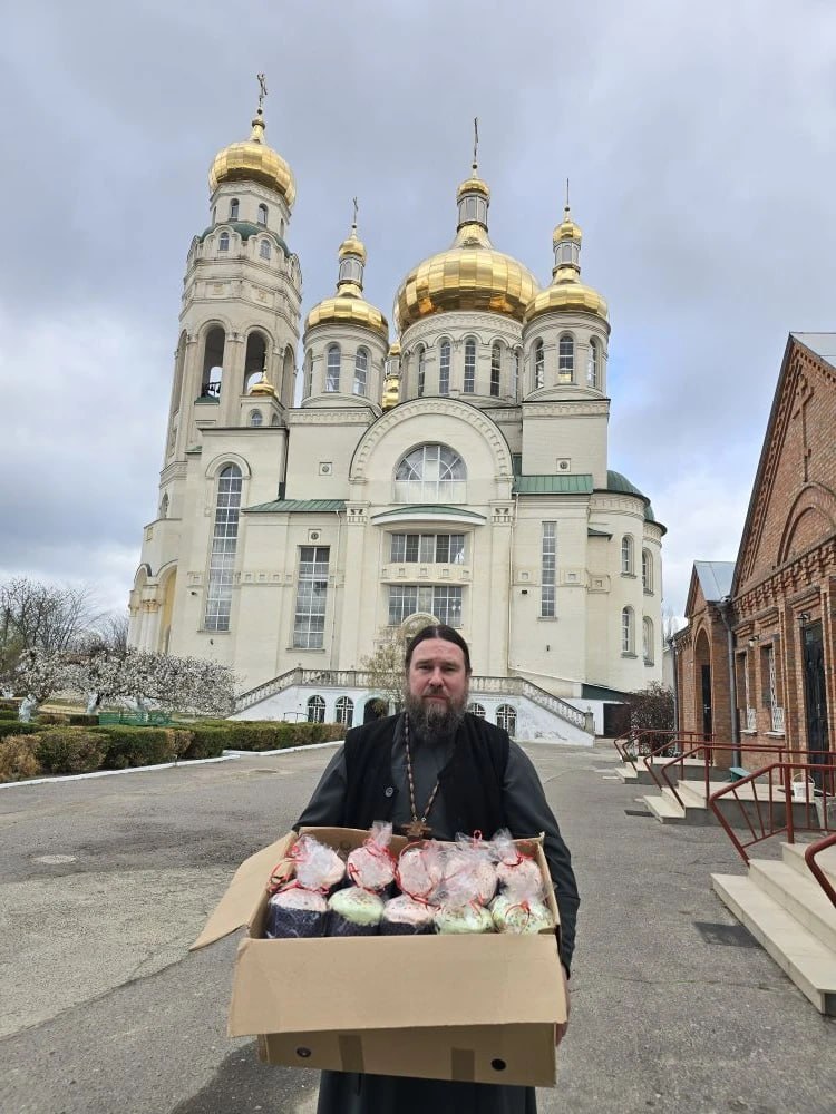Специальный гуманитарный центр Крымской митрополии доставил 2 500 куличей в Новокаховскую и Скадовскую епархии
