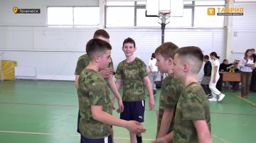 В Геническе состоялся товарищеский матч по мини-футболу между командой подшефного класса Росгвардии и юнармейцами