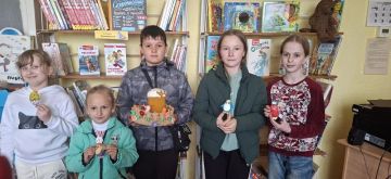 В Приморской библиотеке научили читателей украшать пасхальные яйца