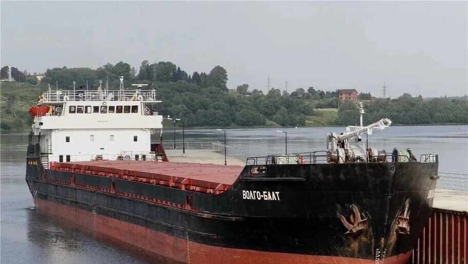 Атакованное в Азовском море торговое судно с пшеницей отбуксировано в Кучугуры