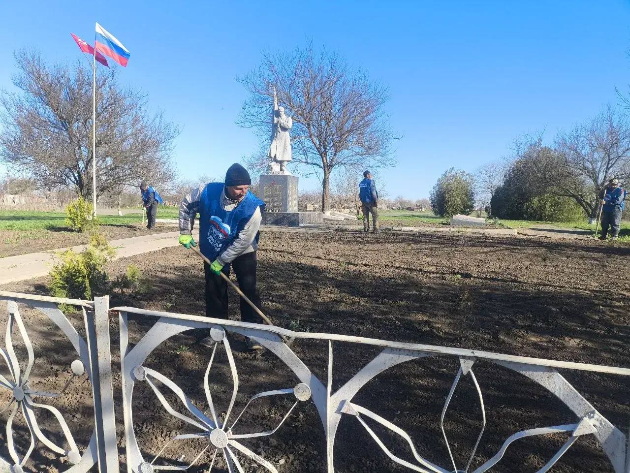 В Херсонской области продолжается работа по благоустройству памятных мест, посвящённых героям Великой Отечественной войны по акции Единой России «Забота и уход»