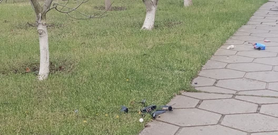 Атаки дронов по гражданской инфраструктуре: в Малокаховке обезврежен БпЛА, зафиксированы новые повреждения