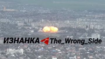 На кадрах уничтожение ФАБом-3000 пункта управления 34 обрмп ВСУ в г. Херсон