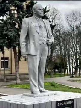 Хохлы ушли. Хохлы пришли. 8 апреля на сессии Совета депутатов Генического муниципального округа был поднят вопрос о переносе памятника В.И. Ленину с центральной площади Геническа