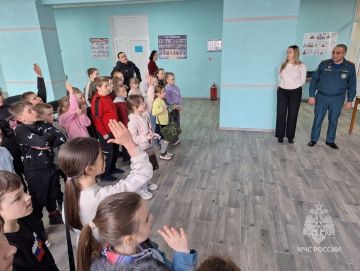 Сотрудники МЧС провели для младшеклассников Нижнесерогозской школы интерактивный конкурс "Юный пожарный"