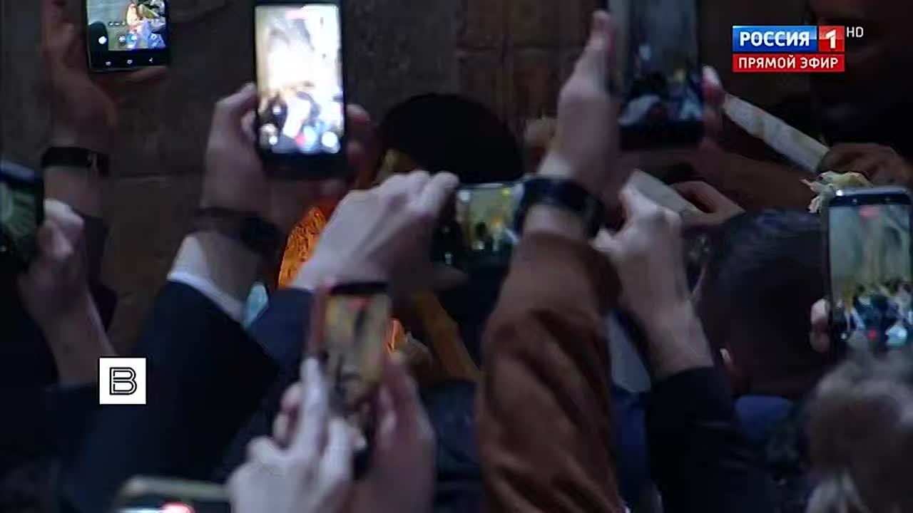 Благодатный огонь сошел в Храме Гроба Господня в Иерусалиме