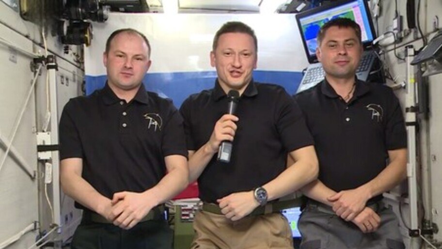 Космонавты с борта МКС поздравили россиян с Днем космонавтики