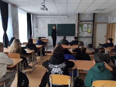 Профилактическая беседа в Лазурненской школе