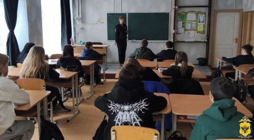 В Скадовском округе сотрудники полиции провели профилактическую лекцию для школьников
