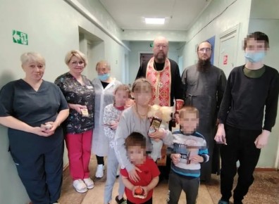 В Светлый Понедельник епископ Скадовский и Алешкинский посетил детское отделение Скадовской ЦРБ