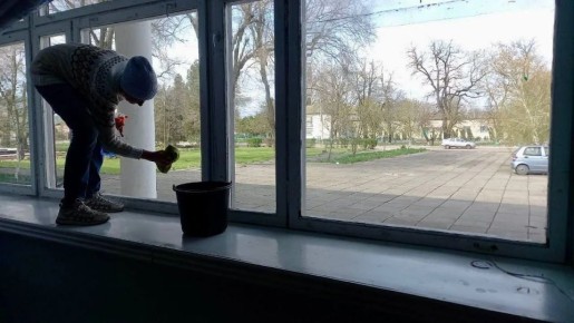 Весенние заботы: в Приморском СДК привели в порядок территорию и здание