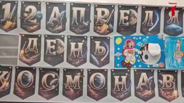 Первые Добропольской школы организовали выставку ко Дню космонавтики