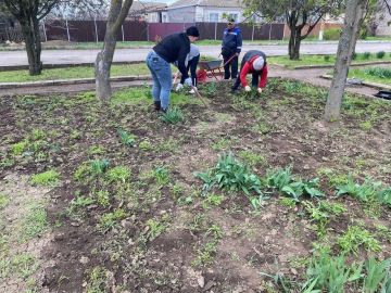 В селе Новокаменка прошел весенний субботник у мемориала воинской славы