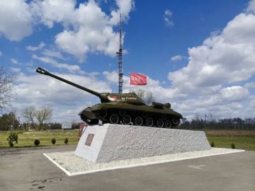 В Чаплинском муниципальном округе завершили работы по благоустройству памятного знака в честь воинов-освободителей "Танк ИС-3"