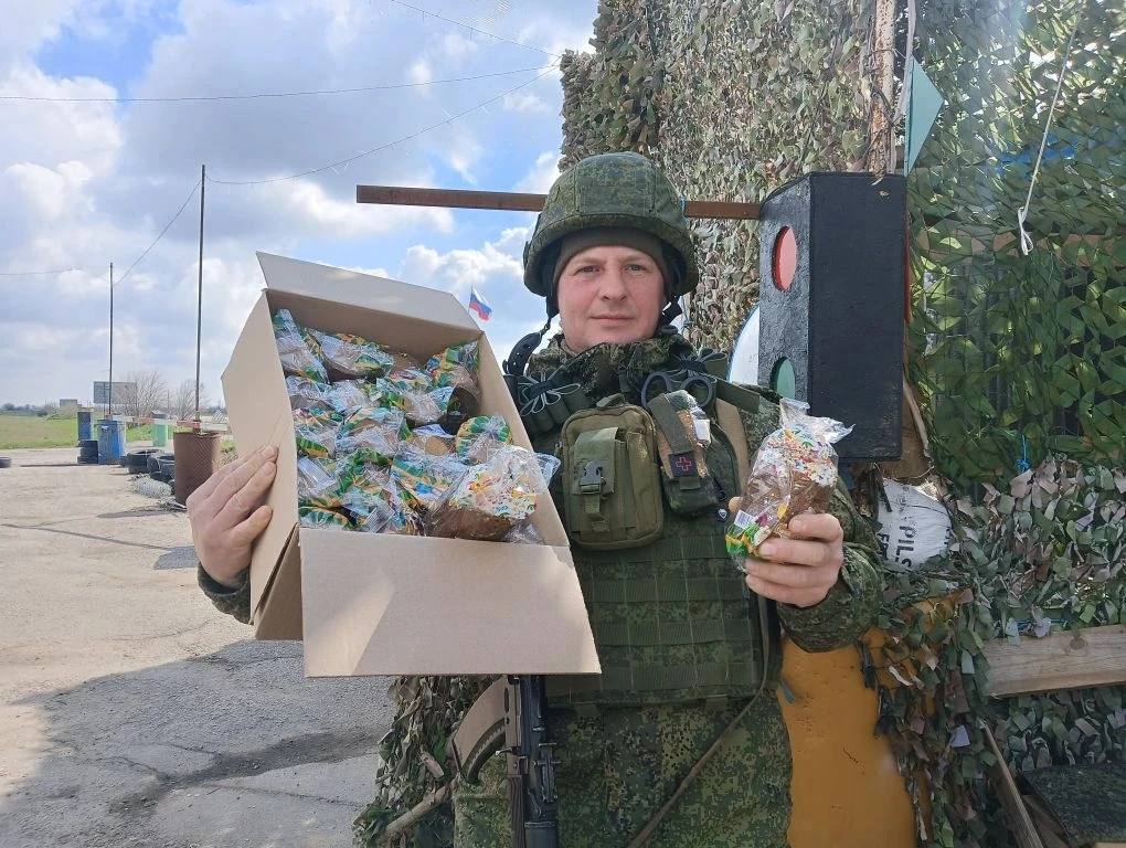 Накануне Светлого Христова Воскресения сотрудниками отдела образования и молодежи администрации Каховского МО были переданы пасхальные гостинцы нашим защитникам прямо на постах и ребятам- активистам каховских молодежных...