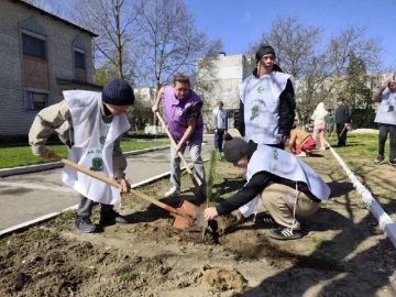Акция "Сад памяти" прошла на территории Алешкинского психоневрологического детского дома-интерната