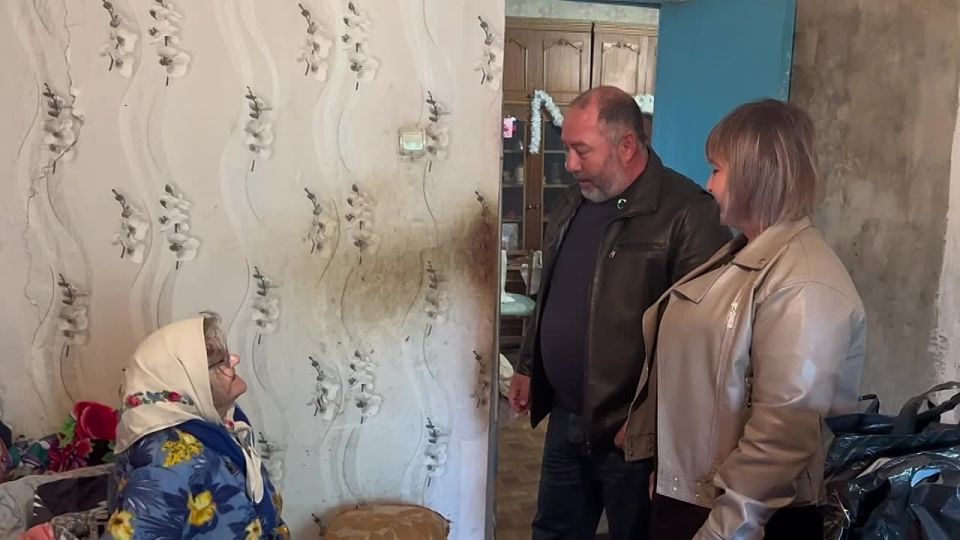 С наступающим Днем Победы помощники советника Губернатора Херсонской области Рустема Ниметуллаева поздравили жительницу села Новый Труд