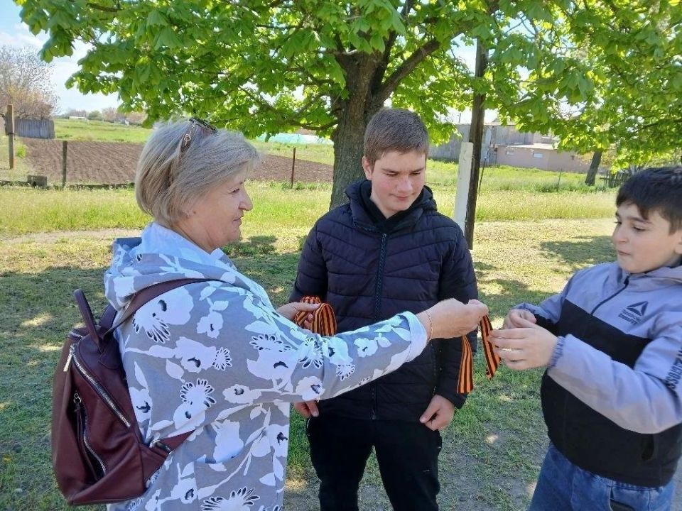 «Я помню! Я горжусь!»: сельские библиотеки Чаплинского округа присоединились к акции «Георгиевская ленточка»