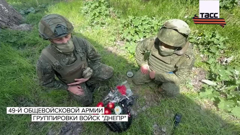 В преддверии Дня Победы бойцы группировки войск "Днепр" с помощью дрона возложили цветы к Могиле Неизвестного Солдата на правобережье Херсонщины