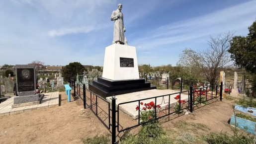 Студенты и преподаватели Херсонского аграрного университета убрали памятник в Скадовском округе