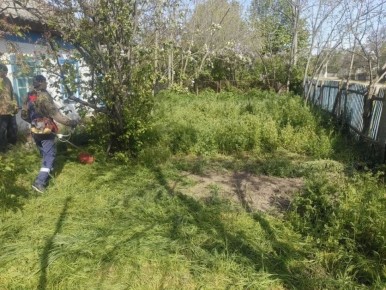 В Чаплинском муниципальном округе военнослужащие десантники продолжают помогать ветеранам Великой Отечественной войны