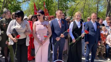 В Геническе почтили память павших и развернули интерактивную зону с охолощенным оружием