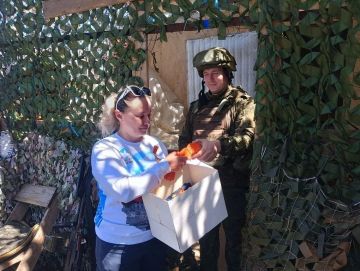"Волонтеры Победы" в Каховке провели акцию "Георгиевская лента"