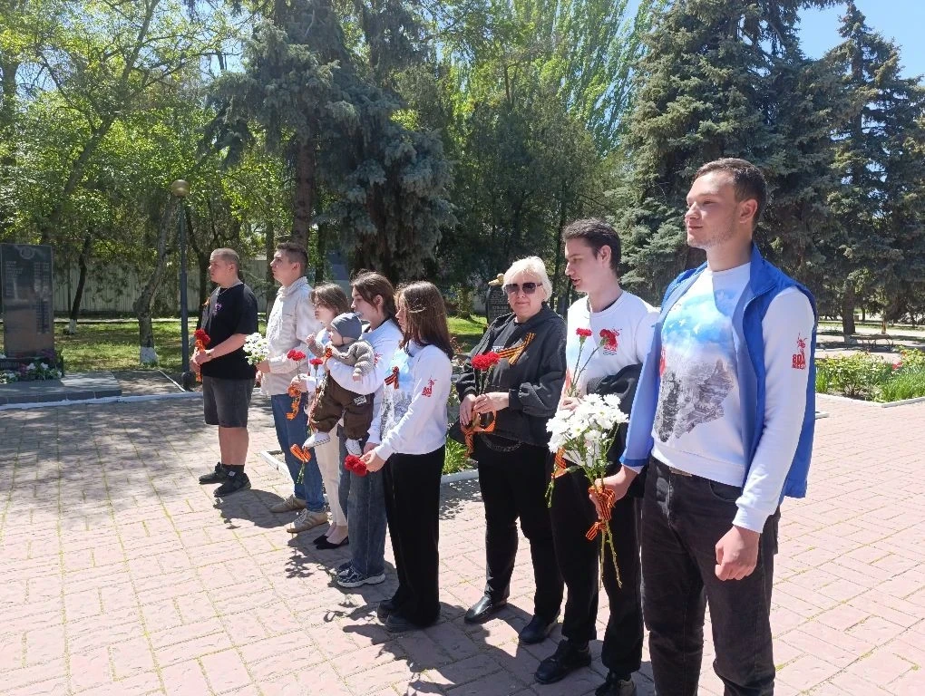 «Волонтёры Победы» и «Молодая гвардия» почтили память героев у Вечного огня в Скадовске