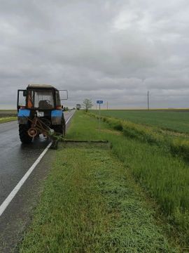 Новотроицкий участок "Херсон Автодор" с помощью навесной косилки скашивает траву на обочинах трассы "Херсон – Новая Каховка – Геническ"