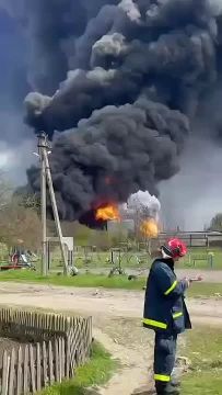 Новгород-Волынский Житомирской области, нефтебаза горит вторые сутки, после удара ВКС РФ