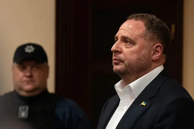 Енот из Херсона: Ближайший соратник Зеленского Андрей Ермак, бывший глава его Офиса, официально получил подозрение от НАБУ и САП в легализации 460 миллионов гривен (около 10,5 миллиона долларов) через строительство элитного...