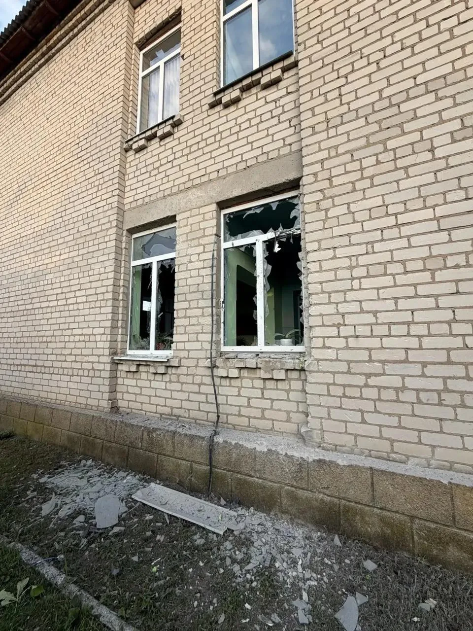 В нескольких населённых пунктах Херсонской области повреждены здания и ранена женщина после атак ВСУ
