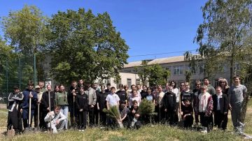 Школьники высадили в Скадовском округе 120 деревьев в память о героях