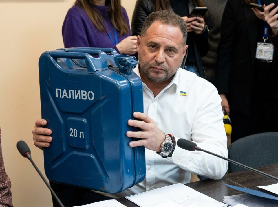На глаза попался давний анекдот в сети, который по факту ну очень кстати пришелся под сбор средств для спасения задницы экс-главы ОП Андрея Ермака
