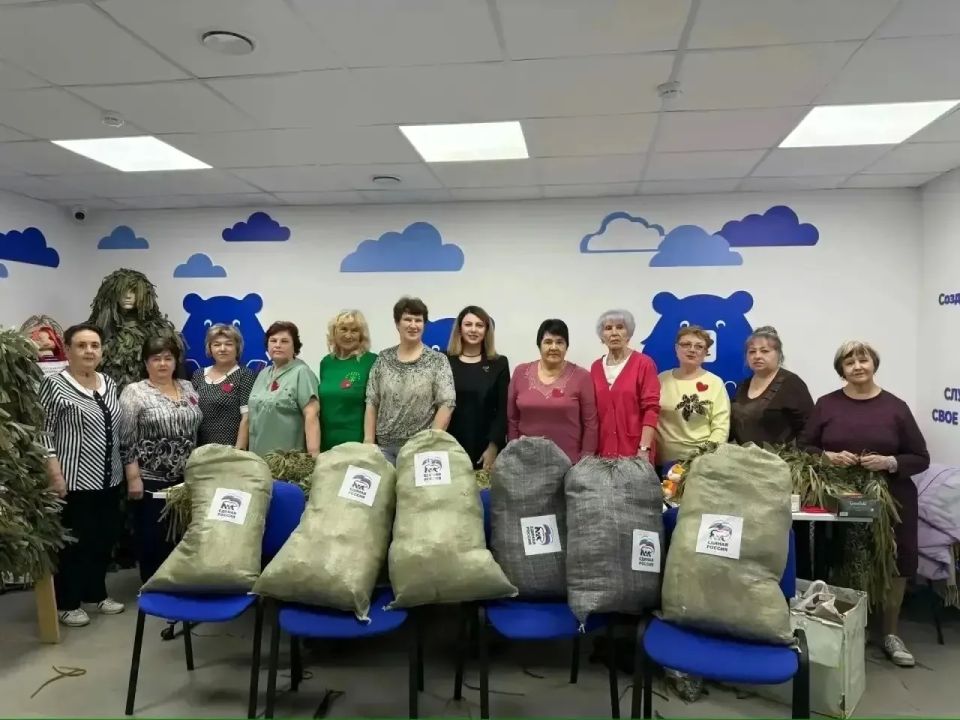 Игорь Кастюкевич: Херсонская область. Группа «серебряных» волонтеров Единой Росси «Добро» из Адыгеи вместе с Председателем Комитета по социальной политике и здравоохранению Асетой Берзеговой изготовили 100 маскировочных...