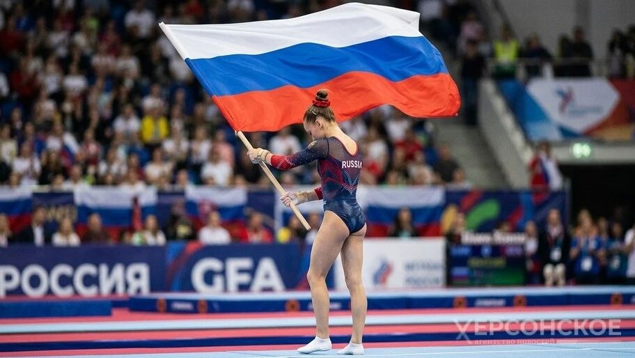 Российским гимнастам вернули право выступать с флагом и гимном