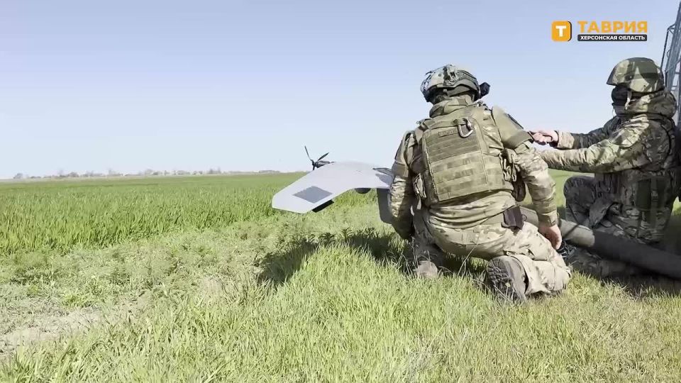 Енот из Херсона: Расчет БпЛА "Скат-350М" группировки "Днепр" навел артиллерию на скрытый пункт управления дронами ВСУ с личным составом на правобережье Херсонской области