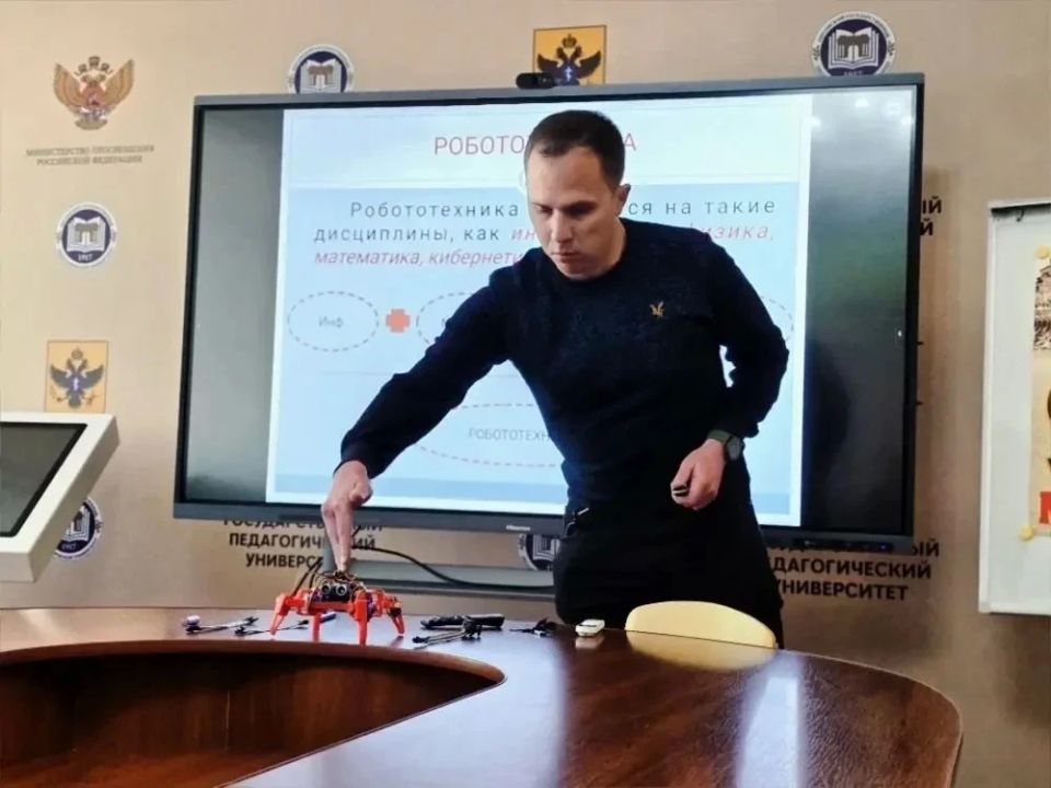 В Скадовске на базе Херсонского государственного педагогичекого университета прошёл ИТмитап: студенты узнали про ИИ и промптинжиниринг