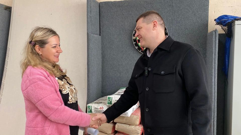 Владимир Сальдо: В Счастливцево участник предварительного голосования «Единой России» Евгений Соболев передал дому культуры тонну строительных материалов для ремонта