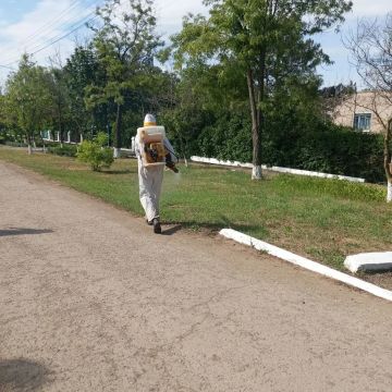 В населённых пунктах Чаплинского муниципального округа продолжаются работы по акарицидной обработке