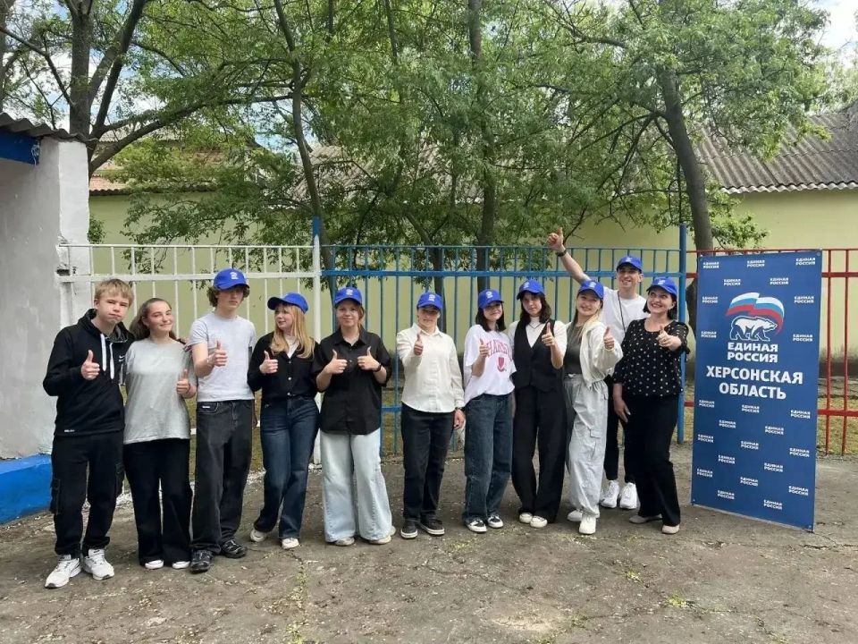 Молодежь Новотроицкого округа приняла участие в благоустройстве общественной территории