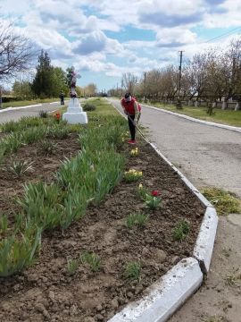 Малокаховские коммунальщики проводят работы по уходу за цветниками и косят траву