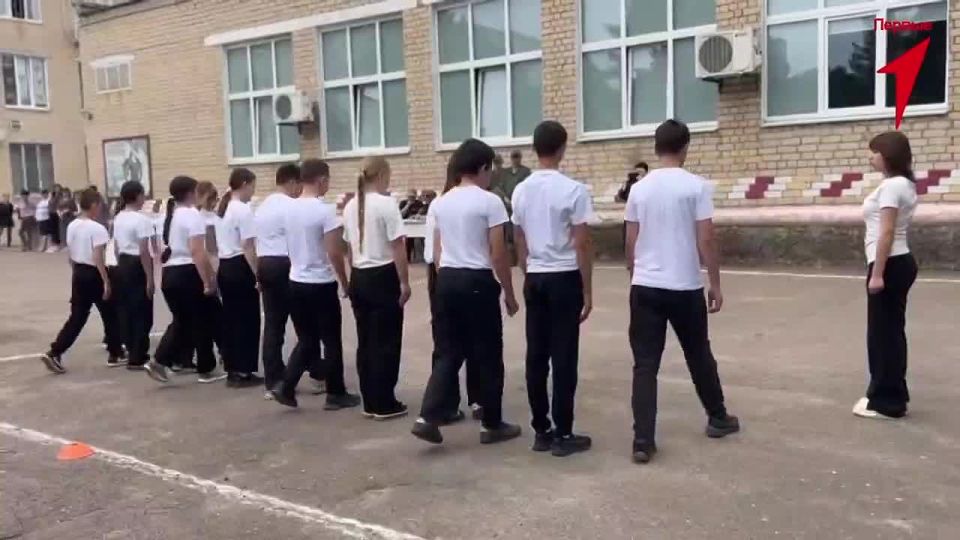 Первые Чаплинской школы № 1 приняли участие в конкурсе строя и песни