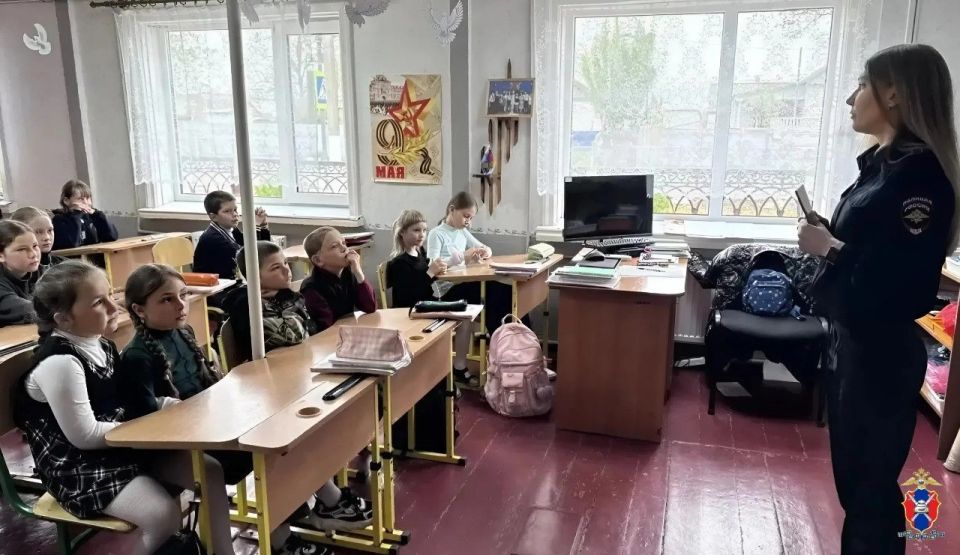 В Голопристанском округе Херсонской области сотрудники Госавтоинспекции провели занятие с учащимися Круглоозёрской школы