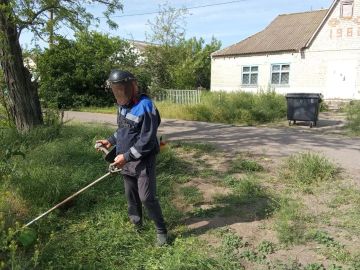В селах Каховского округа ведут покос травы и работы по благоустройству