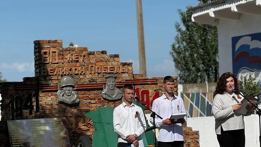 Во Владимировской школе Скадовского округа открыли памятник воинам-освободителям